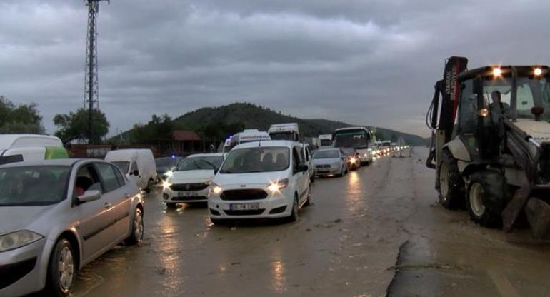 Ankarada sağanak yağış Yollar göle döndü, araçlar mahsur kaldı