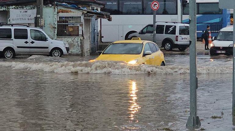 Sağanak nedeniyle bazı cadde ve sokaklar göle dönerken, merkez Seyhan ilçesinden geçen sulama kanalının bazı noktalarında taşma meydana geldi.