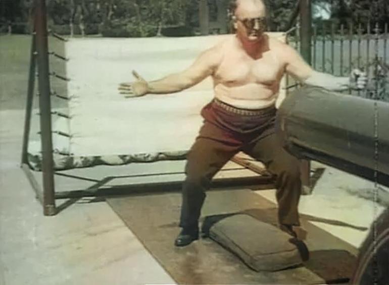 Demir adamın bu özelliği kimsede yok 47 kiloluk top mermisi bile yıkamadı
