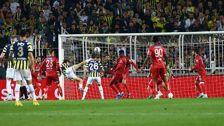Fenerbahçe-Sivasspor maçına damga vuran an Ferdi Kadıoğlunun golü öncesi muhteşem karambol