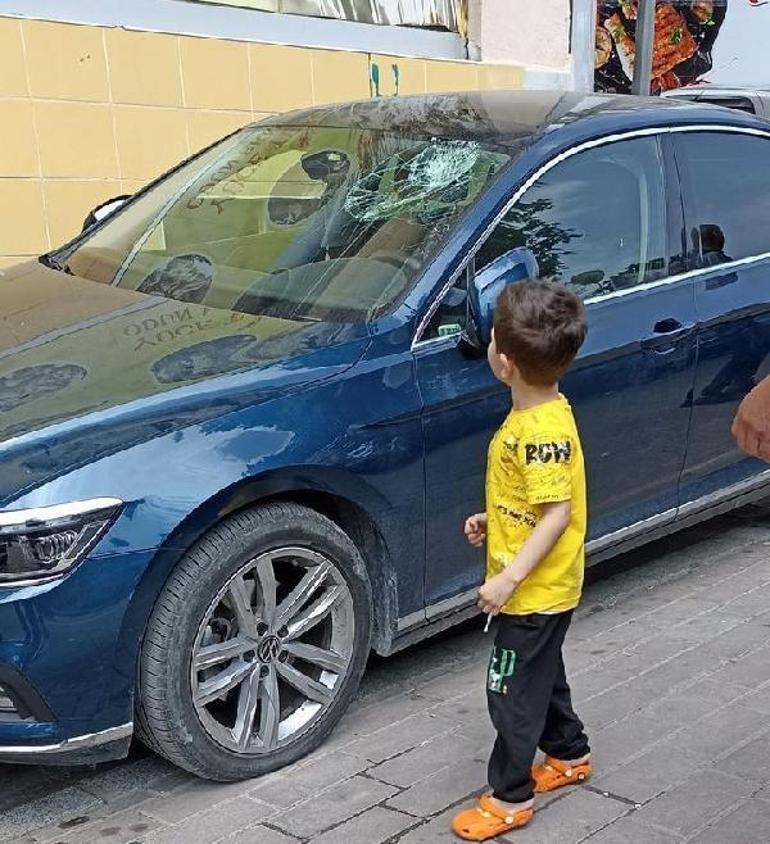 Zeytinburnunda 2 yaşındaki çocuk pencereden otomobilin üzerine düştü