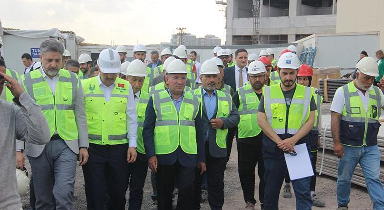 Bakan Bozdağ Şanlıurfa’da şehir hastanesi inşaatını gezdi