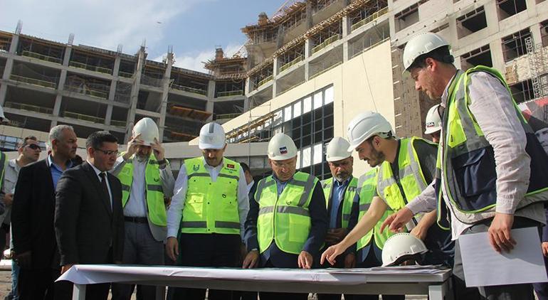 Bakan Bozdağ Şanlıurfa’da şehir hastanesi inşaatını gezdi