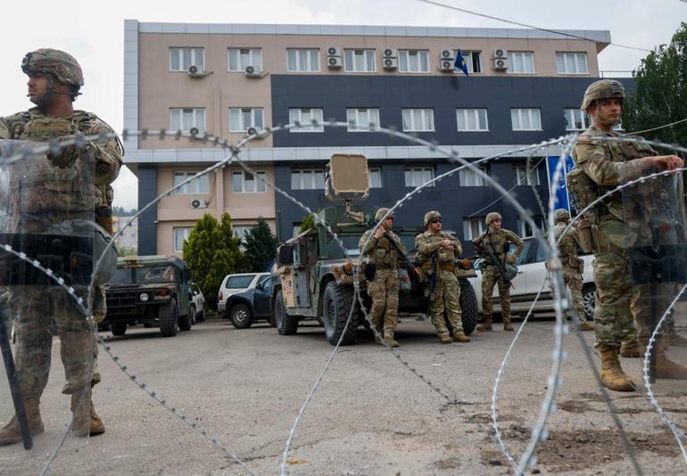 Balkanlar alev alev Kosovada NATO askerlerine saldırı