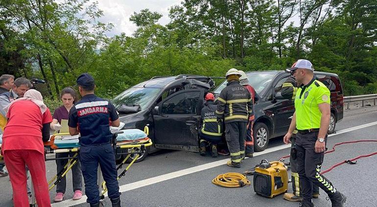 Minibüs, otoyolda arıza şeridindeki araca çarptı Ölü ve yaralılar var