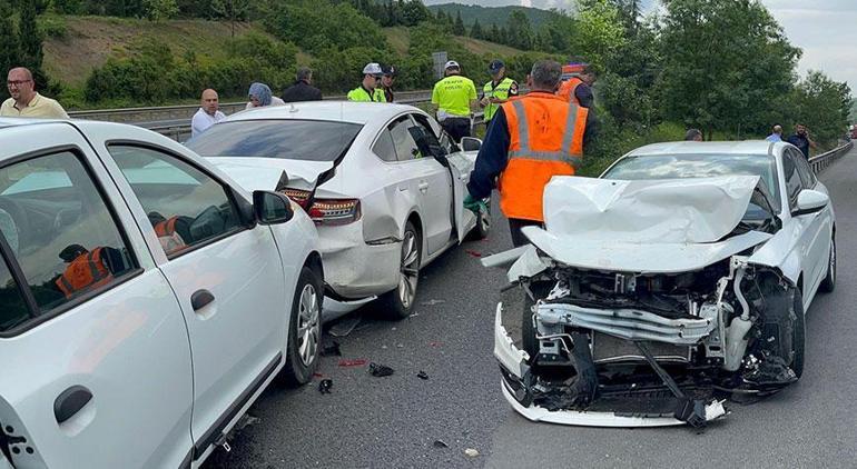 Minibüs, otoyolda arıza şeridindeki araca çarptı Ölü ve yaralılar var