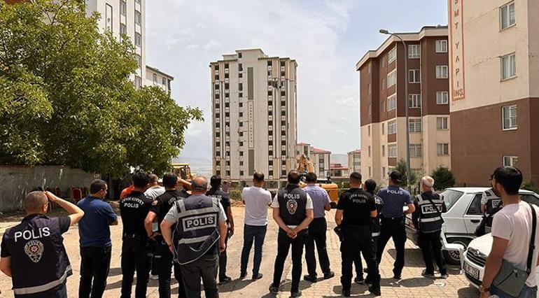 Kahramanmaraşta korku dolu dakikalar Hasarlı bina sağlam binanın üzerine devrildi