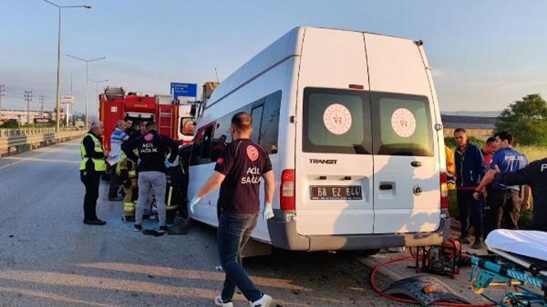 Bursada sporcuları taşıyan minibüs hafriyat kamyonuna çarptı: 1 ölü, 16 yaralı