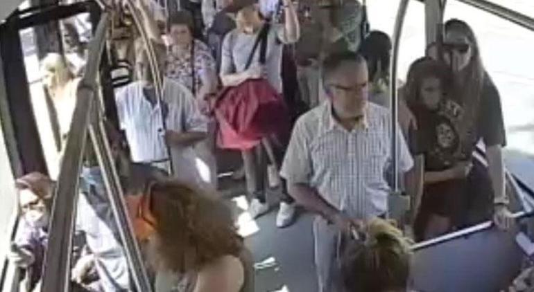 Antalya’da dehşet anları Kadın otobüs şoförünün üzerine bıçakla yürüdü