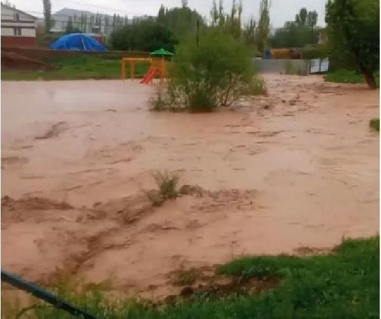 Sağanak sele neden oldu Evleri su bastı, tarım arazileri zarar gördü