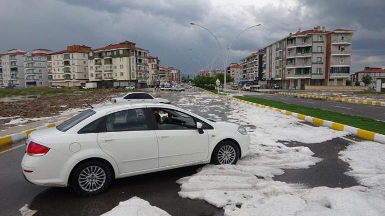 Aniden bastıran yağış hayatı felç etti Yollar beyaza büründü