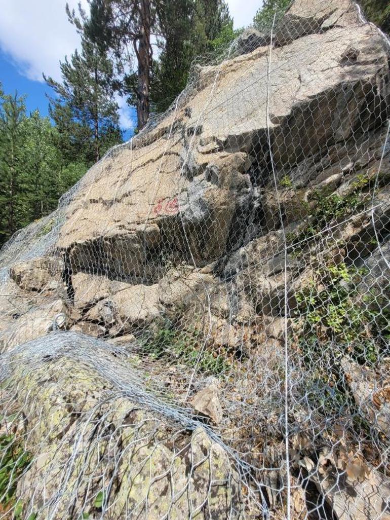 Yamaçlarda kaya riskine karşı ‘çelik ağ’ 900 konut güvencede