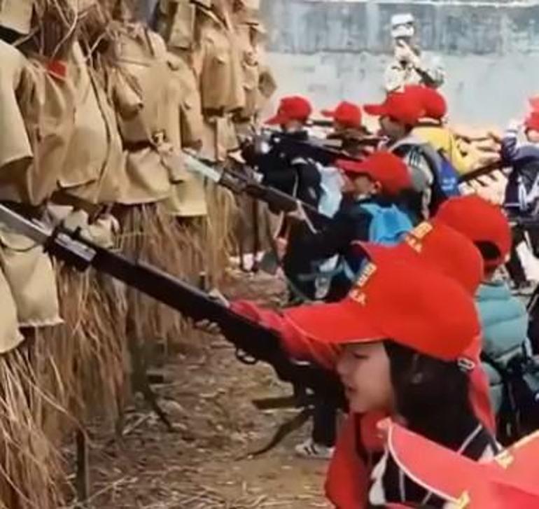 Çinin çocuk ordusu Süngüyü sapladıkları model eski bir düşmanları