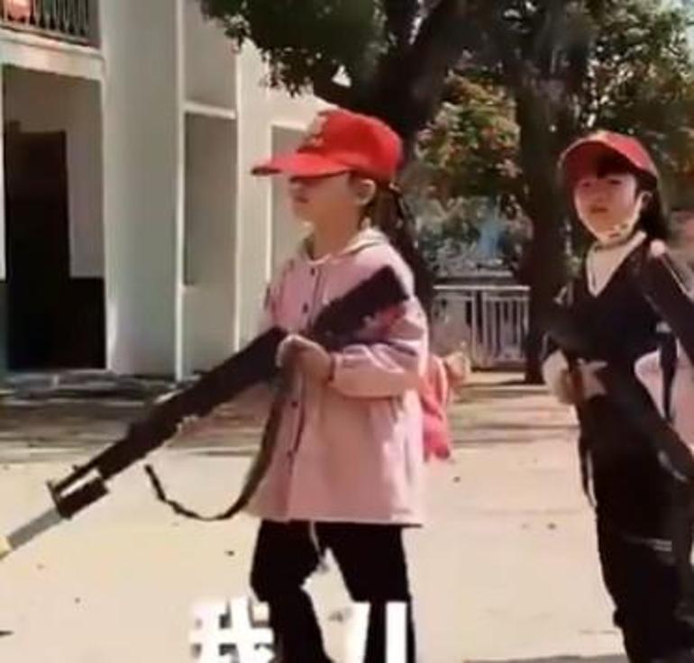 Çinin çocuk ordusu Süngüyü sapladıkları model eski bir düşmanları