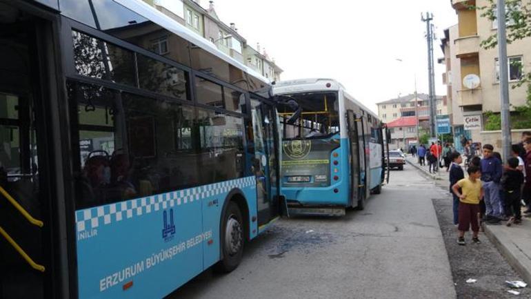 İki otobüs çarpıştı, 15 yolcu hafif yaralandı