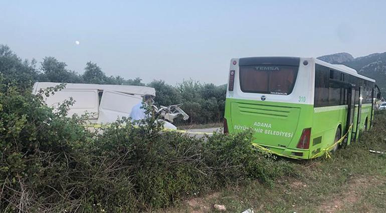 Adanada kaza Belediye otobüsü ile panelvan araç çarpıştı: 3 can kaybı
