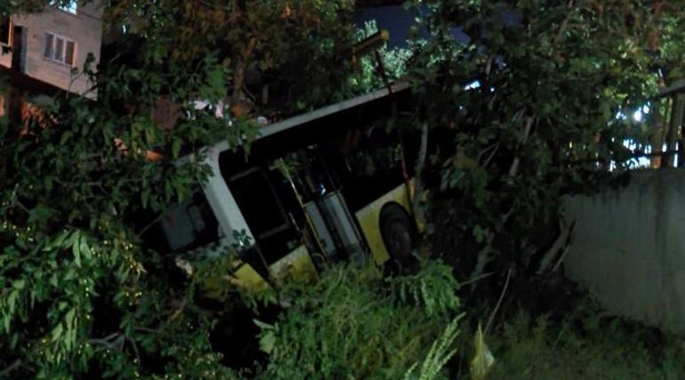 Korku dolu anlar Park halindeyken kayan İETT otobüsü evin bahçesine uçtu