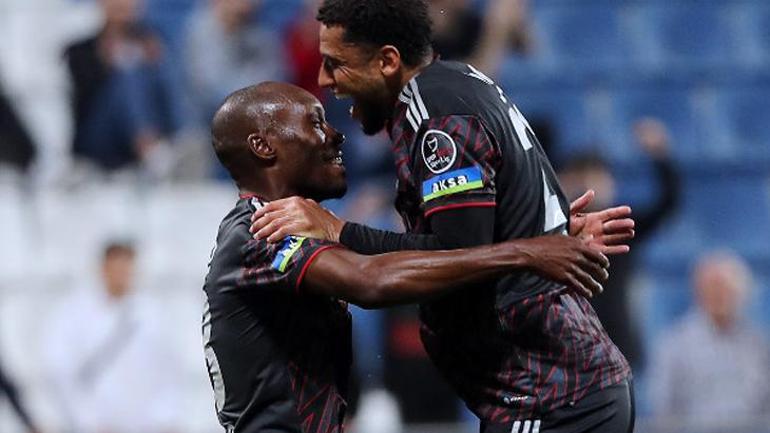 Beşiktaş maç bittikten sonra penaltı kazandı Atiba Hutchinson tarihe geçti