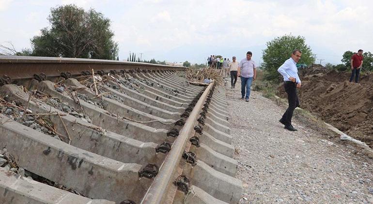 Selde tren hattı hasar gördü, olası faciayı vatandaşlar önledi