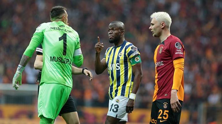Galatasaray - Fenerbahçe derbisinde sinirler gerildi Kulübeler karıştı