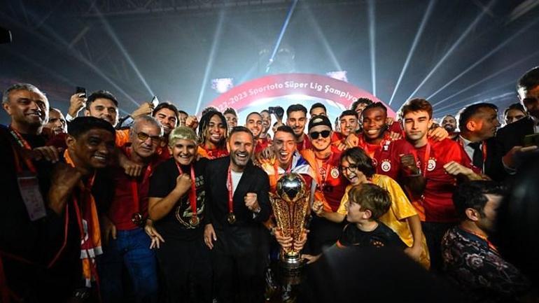Galatasaray şampiyonluk kupasına kavuştu Simge Sağın ve Mauro Icardi düet yaptı