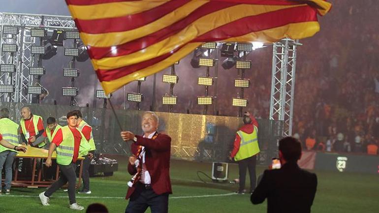 Galatasaray şampiyonluk kupasına kavuştu Simge Sağın ve Mauro Icardi düet yaptı