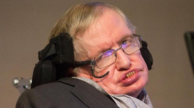 Önce parmakları sonra gülüşüyle seçti Hawkingin yanağındaki cihazın gizemi
