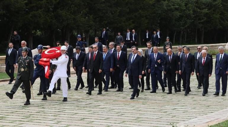 Cumhurbaşkanı Erdoğan ve yeni kabine üyeleri Anıtkabirde