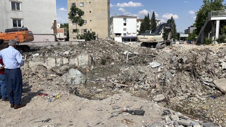Depremin 122. gününde enkaz altında kadın ceset bulundu