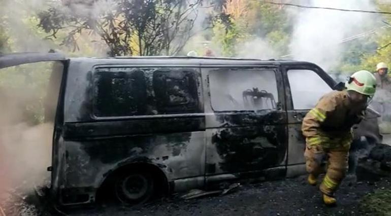 Beykozda park halindeki kapalı kasa minibüs alev alev yandı