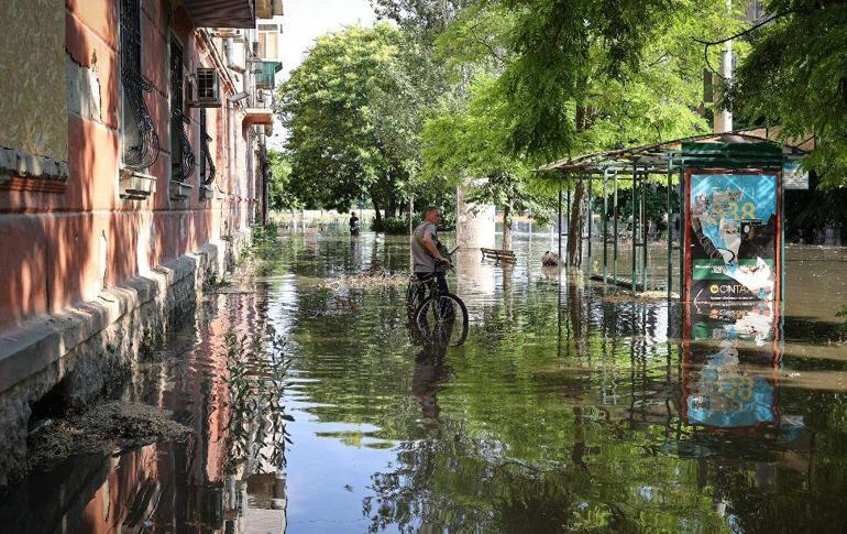 Baraja saldırı felaketi getirdi Tonlarca motor yağı nehre aktı