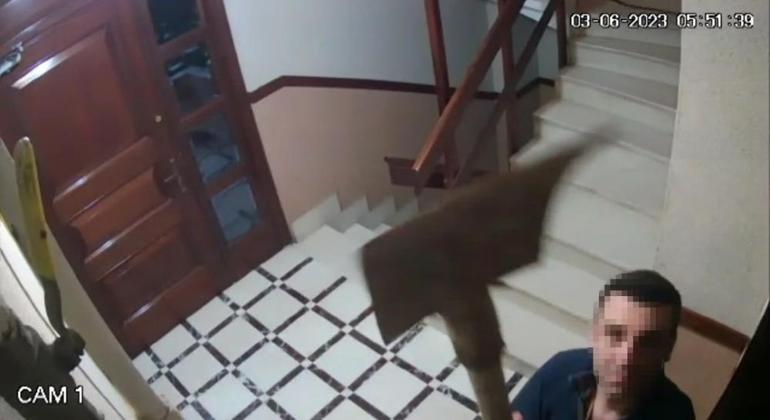Ev sahibi kiracısının güvenlik kameralarını kürekle kırıp elektrik saatini söktü