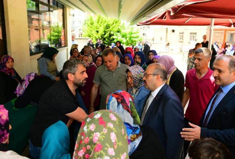 Fransa’da bıçaklanarak öldürülen anne ve 2 çocuğu, Trabzonda toprağa verildi