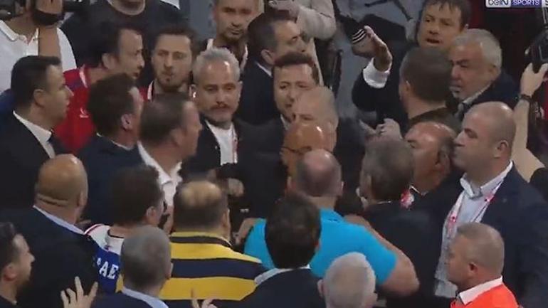 Anadolu Efes - Fenerbahçe Beko maçı sonrası salon karıştı Ergin Ataman tribündekilerle tartıştı