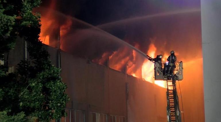 İkitelli Organize Sanayi Bölgesinde yangın 8 saattir söndürülemedi