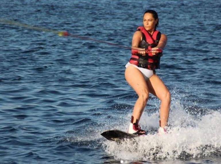 59 yaşındaki Hülya Avşardan sörf pozu: Su çok güzeldi
