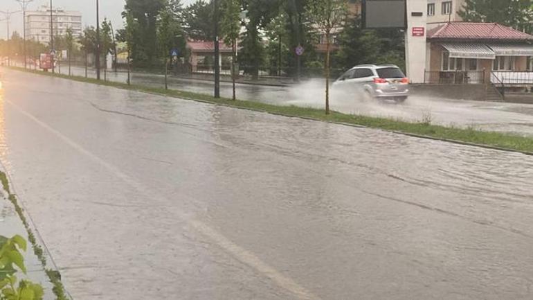 Meteoroloji uyarmıştı: Ankarada yarım saatte afet Kent sulara gömüldü