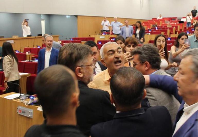 İzmir Büyükşehir Belediyesi Meclisinde arbede
