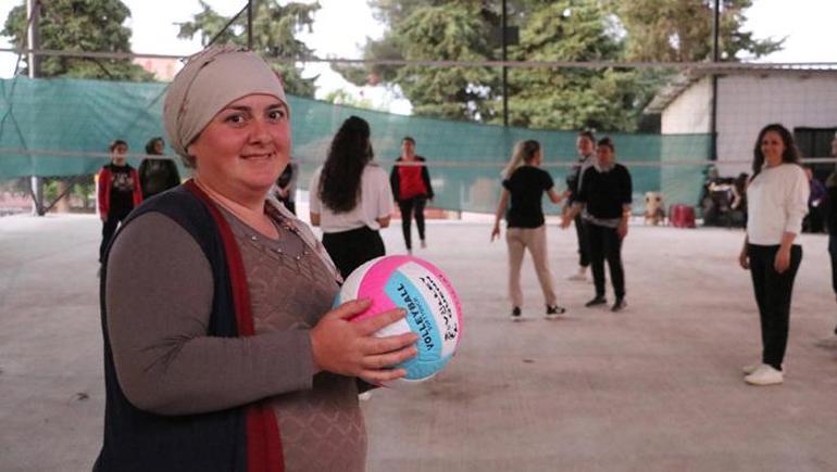 Gündüzleri hayvanlara bakıp, tarlada çalışan kadınlar akşamları voleybol oynuyor