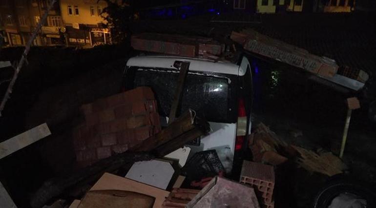 İstinat duvarı çöktü 6 araç altında kaldı