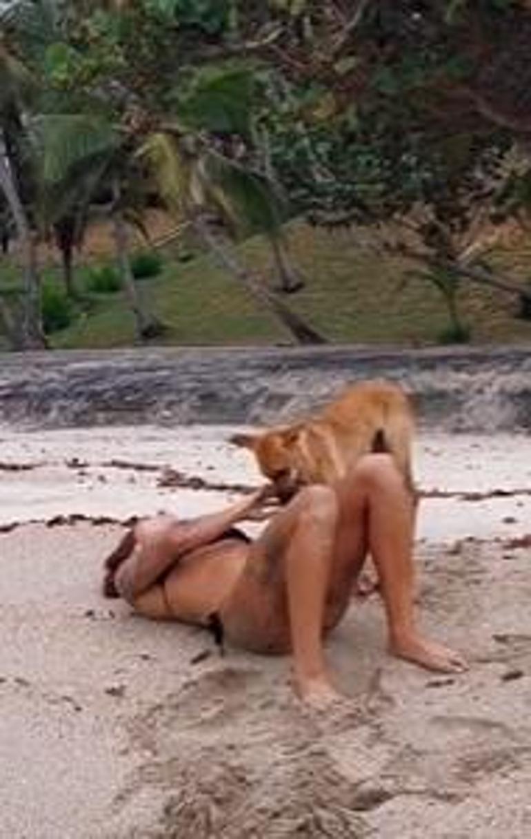 Kadın futbolcunun zor anları Köpek bikinisini çıkarmaya çalıştı