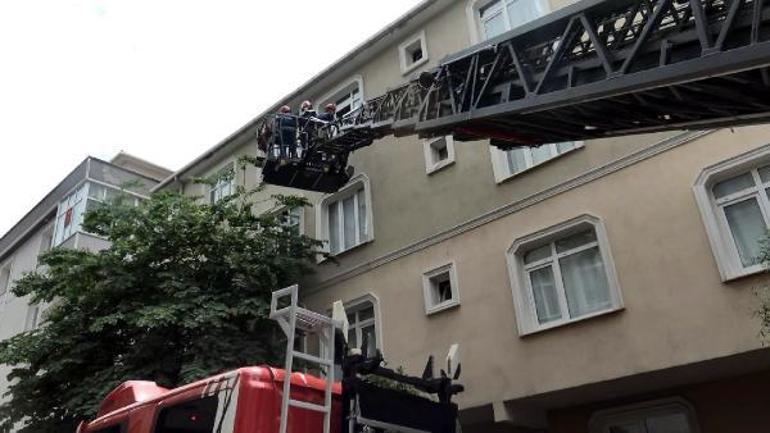Avcılarda kapının üzerine devrilen dolap yüzünden odada mahsur kalan kadını itfaiye kurtardı