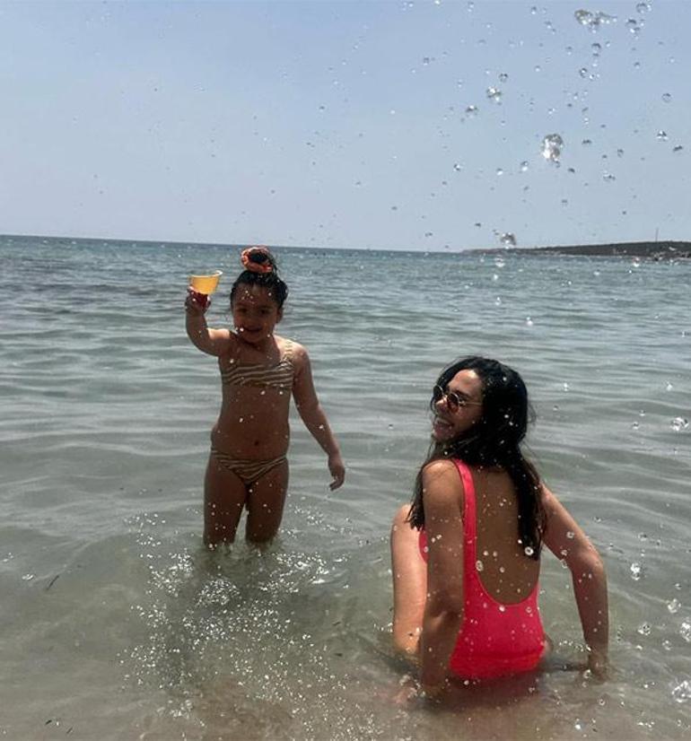 Şükran Ovalı ve kızı Mihran Ela tatilde