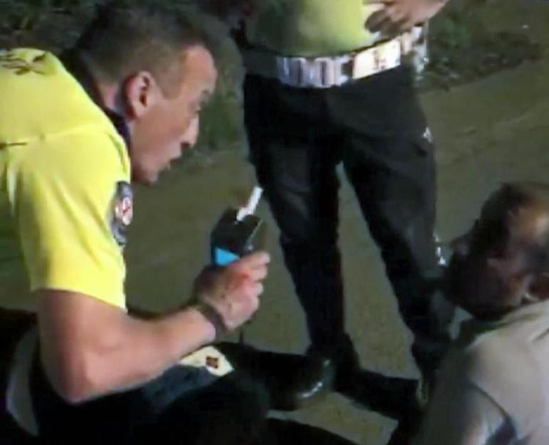 Alkollü sürücünün alkollü arkadaşı polislere saldırdı