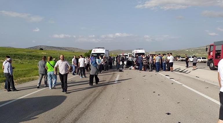 Antalyada feci kaza 3 kişi hayatını kaybetti, 9 yaralı var