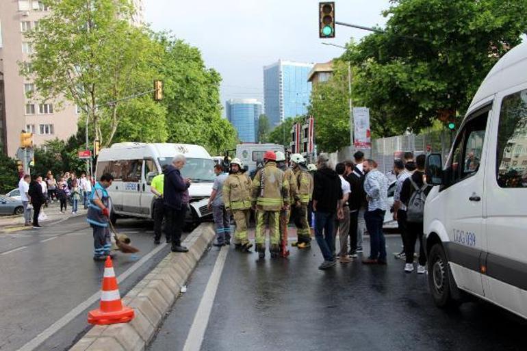 Beşiktaşta servis minibüsü otomobile çarptı: 4 yaralı