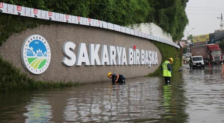 Sakarya’da caddeler göle döndü Araç sürücüleri zor anlar yaşadı