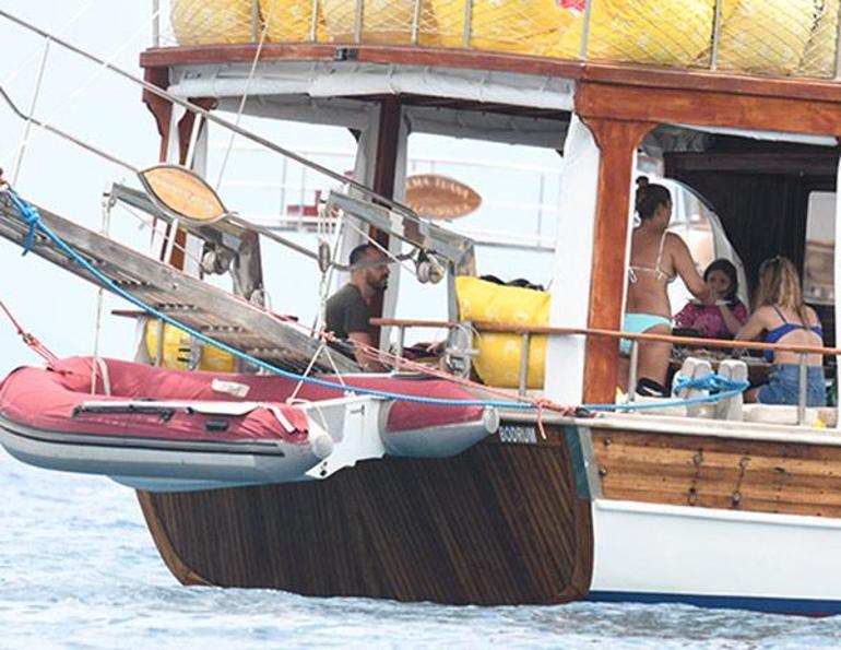 Demet Akalın tekne tatilinde Yağmur engel olmadı
