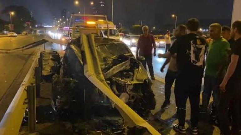 Kadıköyde otomobil bariyerlere çarptı: 1 yaralı