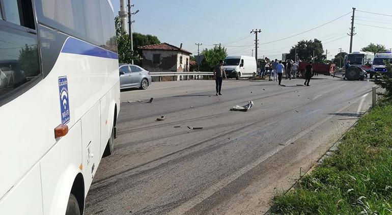 Fabrika işçilerinin taşındığı servis midibüsü ile traktör çarpıştı: Ölü ve yaralılar var